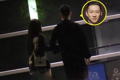  曹云金|成瘾了？曹云金再次幽会神秘女子，两人牵手搂腰，动作自然娴熟