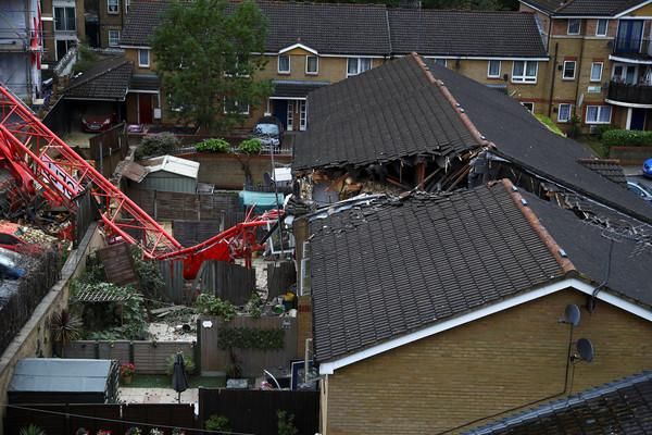  民宅|英国一起重机自6楼高砸落 两层楼民宅遭劈成两半酿1死4伤