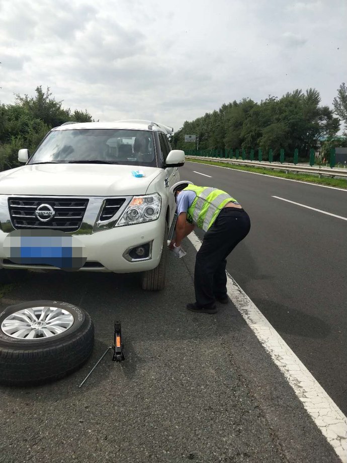  爆胎|交警的最美瞬间 | 爆胎别慌 高速交警来帮忙