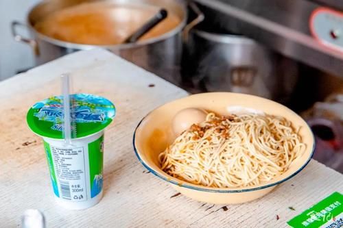 打包|天呐!让人专程驱车上百公里来打包的炸酱面,竟在襄城藏了24年!