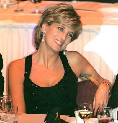  查尔斯|查尔斯对戴安娜感到不耐烦，拥抱时表情恶狠狠，戴妃紧绷不敢喘气