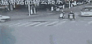 磨没|“你咋就看不见我”男孩被卷进车轮拖行数米后:两个腿的肉都磨没了...