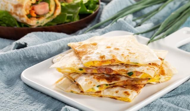 灌饼|在家学做鸡蛋灌饼,只需一个小技巧,个个松软鼓大包