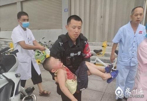  护送|情况紧急！泉州4岁男童从金洲旱闸坠落受伤流血，坐在地上哭，民警及时护送就医