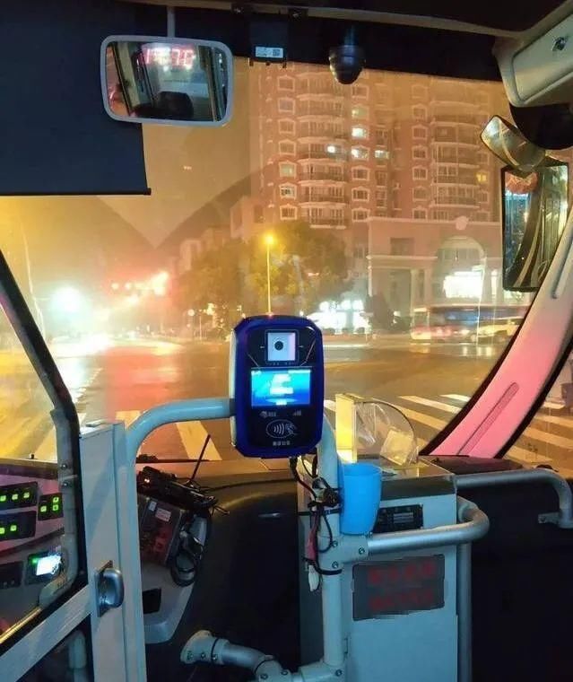 逃票|公交司机日记:警察蜀黍给逃票乘客买票是否助长了歪风邪气?
