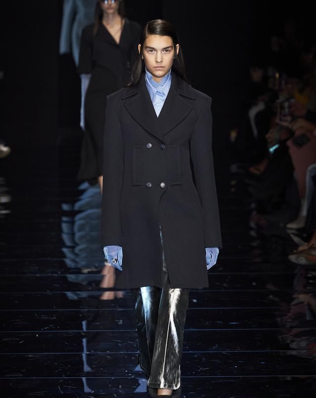  身姿|Sportmax展现女性妙曼身姿略带甜美感的剪裁与不对称美学打破刻板