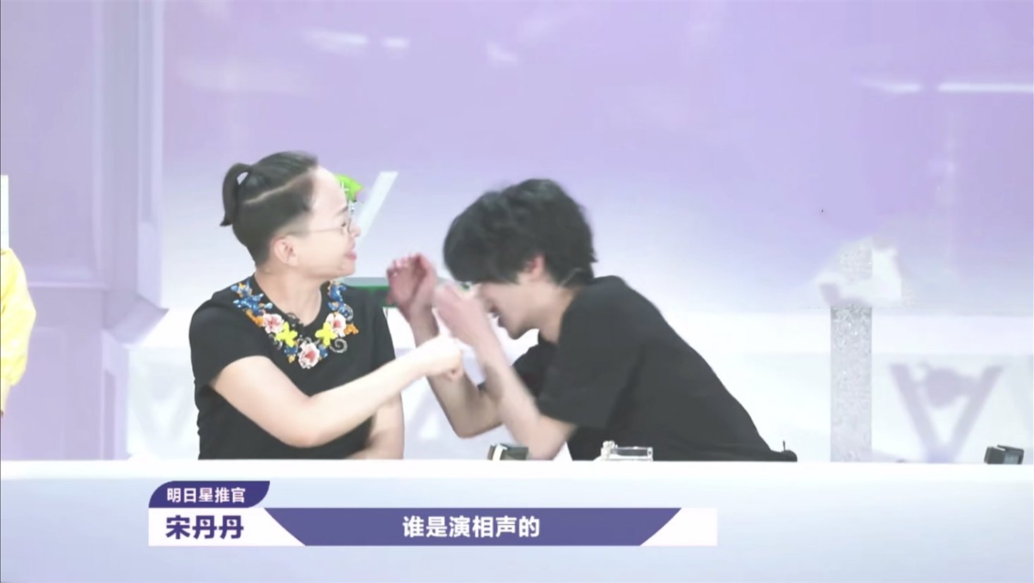  距离|华晨宇和每个女明星都保持距离，唯独对她很主动，网友：意料之外