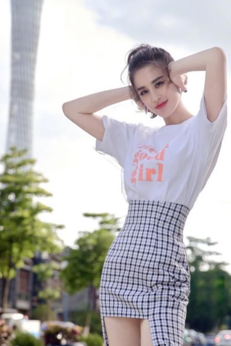  黄圣依|黄圣依为了显腿长，把裙子剪短三分之二，看到效果：这谁扛得住？