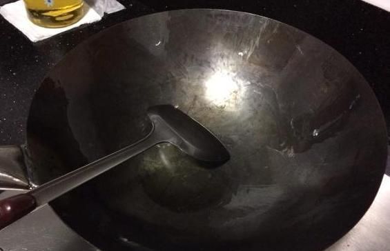 大厨|新锅不要直接用,大厨教你正确“开锅”,使用寿命长,炒菜不粘锅