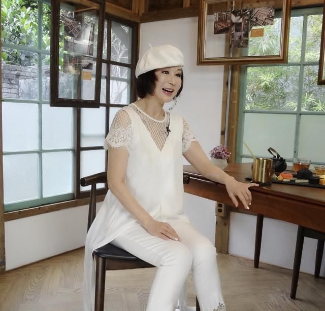 羡慕|年过七旬的潘迎紫依旧那么美，穿白衬衫配小马甲，这状态让人羡慕