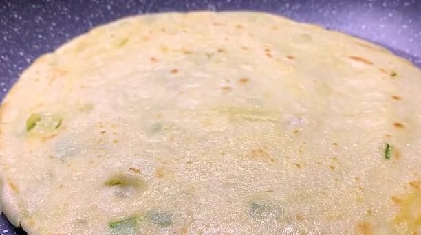 不硬|这样做的葱花饼外酥里软,层次丰富,凉了也不硬