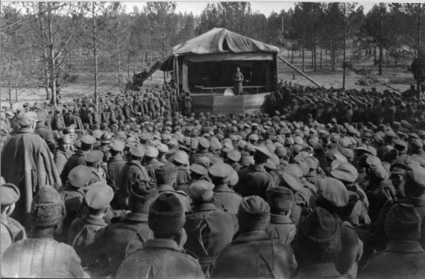 苏军|人们记得卡廷森林的枯骨，却忘了4万苏军官兵再也没离开波兰