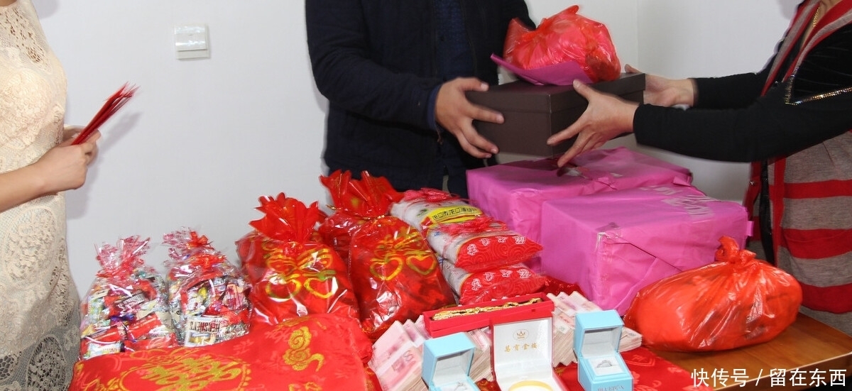 小芍|男子因彩礼当街暴打女友：婚姻的不幸，是从计较彩礼开始