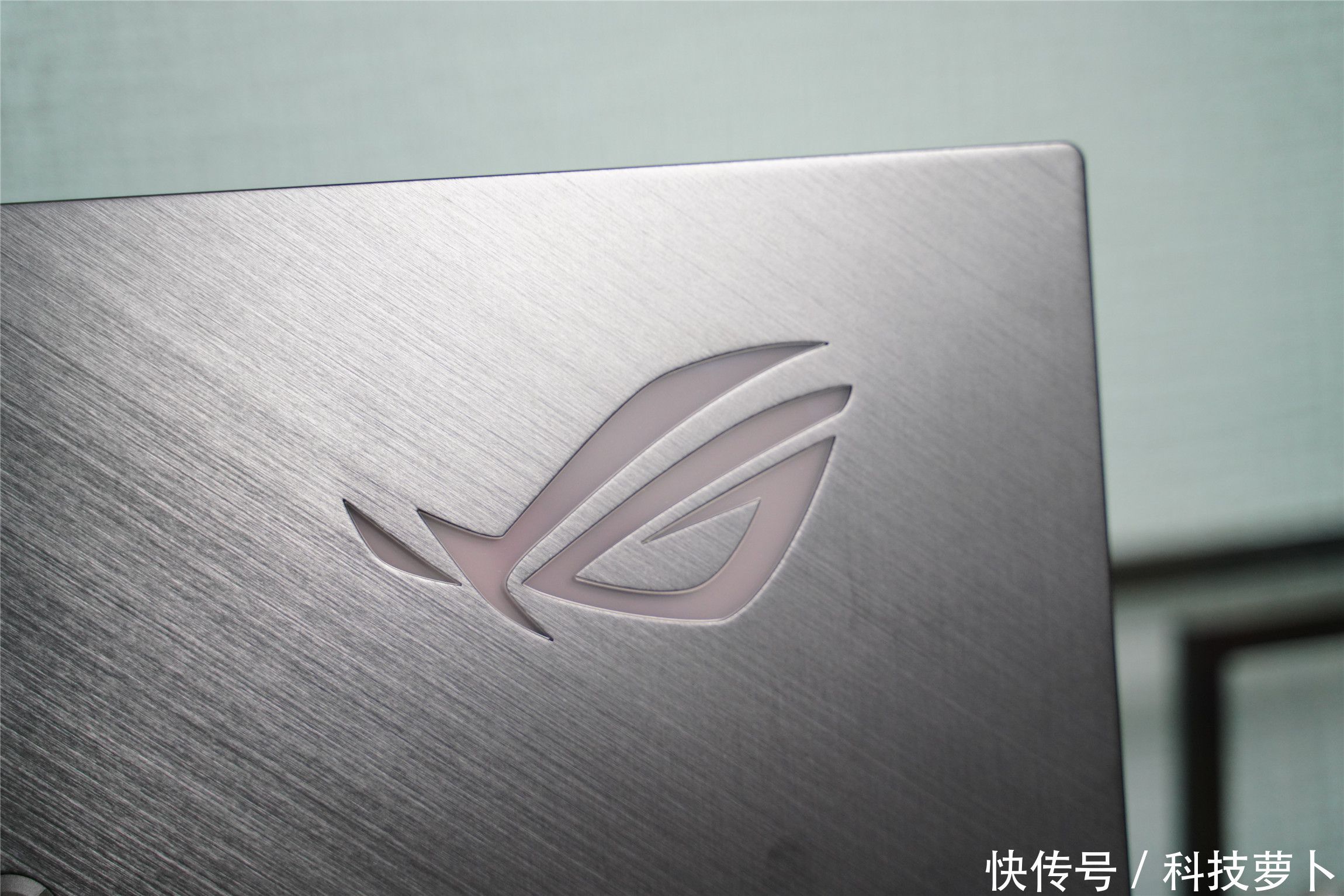  全球|全球首款240Hz+3ms电竞便携显示器，ROG XG17AHP评测