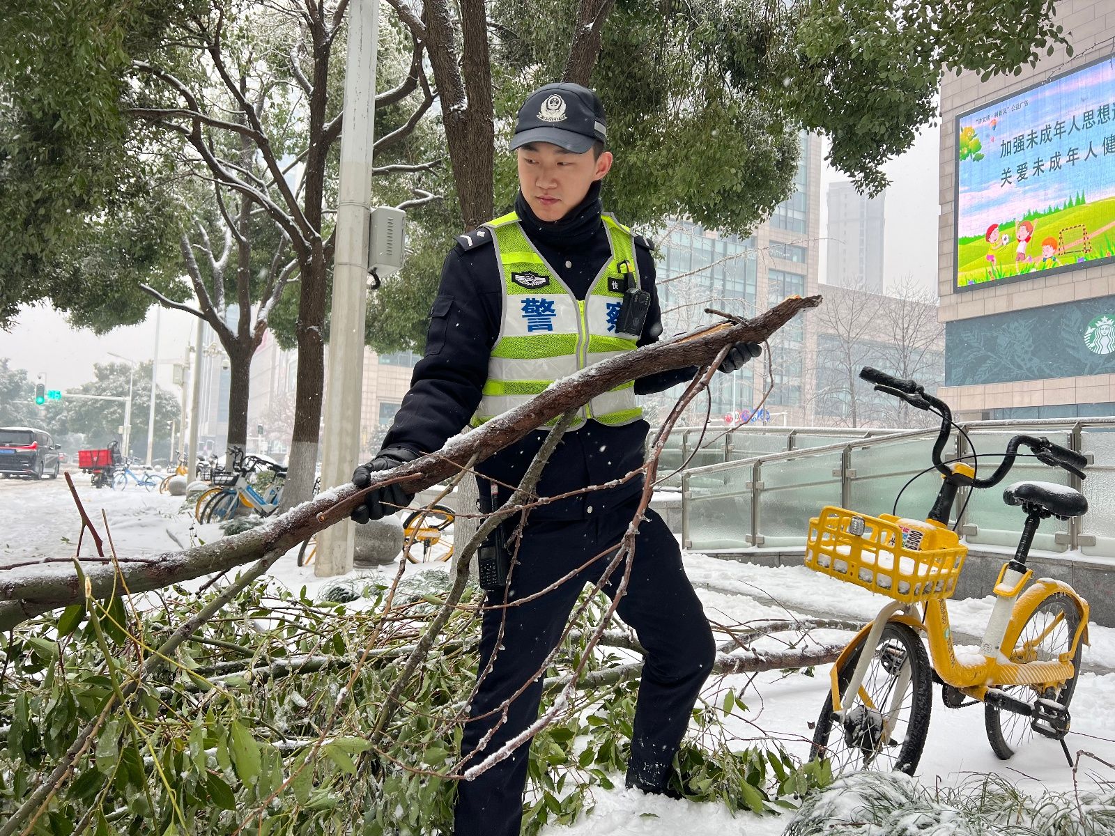 护送孕妇及时就医，伏地帮车主清理积雪……武汉江汉交警温暖守护瞬间