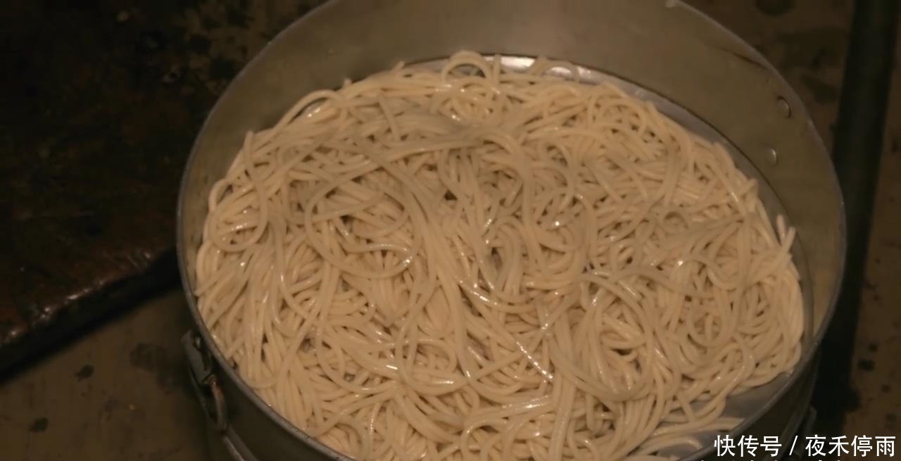 村长|中国小伙砍十斤黑猪肉拜访尼泊尔村长,村长用猪肉炒面招待我