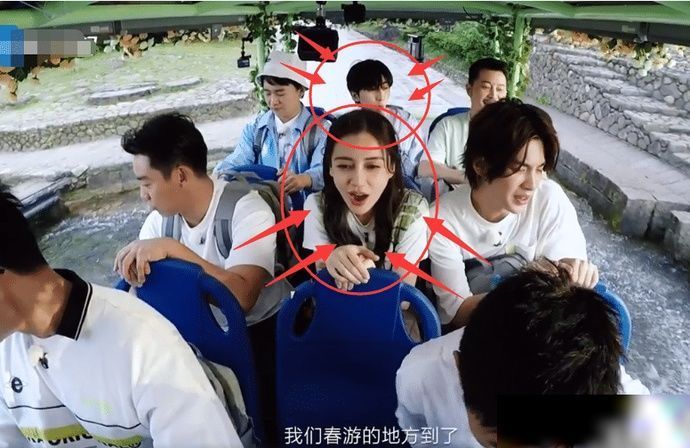  安排|跑男成员集体坐车过水桥，镜头拉近看清座位安排，谁更受宠很明显