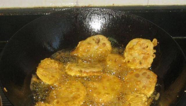 肉馅|莲藕大量上市，趁着价格便宜，弄点肉馅炸藕夹，香酥可口，真好吃