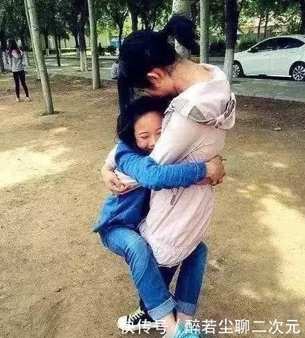 公共场合|妹子,公共场合注意点形象,许久未见也不能这么抱啊,太尴尬了啊