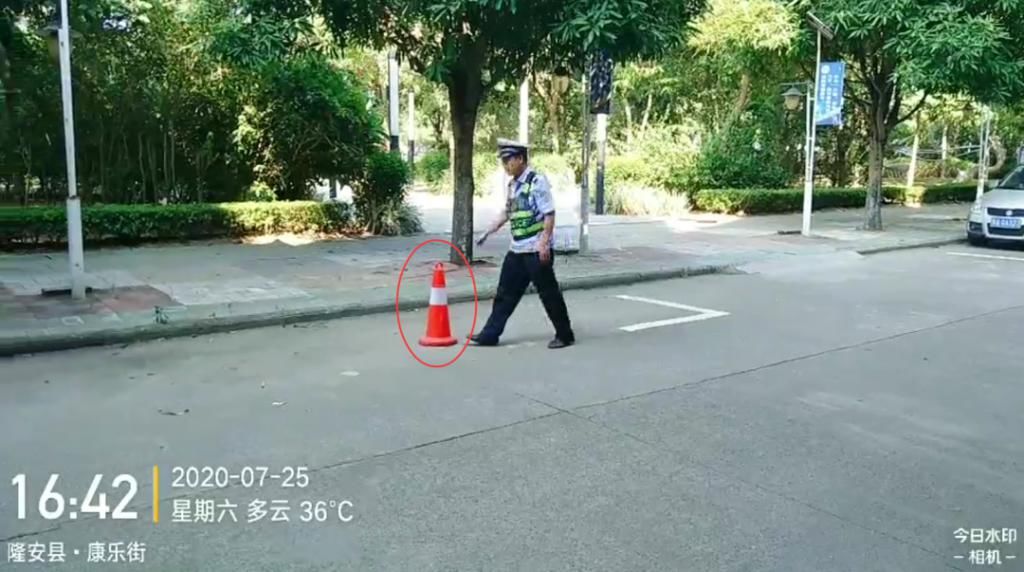 占用|【创建文明城】最新曝光！私自占用公共停车位、乱停车？治！