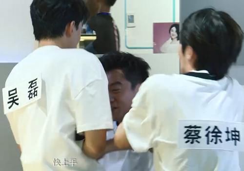  奔跑|奔跑吧：郑恺再次被新人撕掉名牌，看清是谁后，这届后浪有点厉害