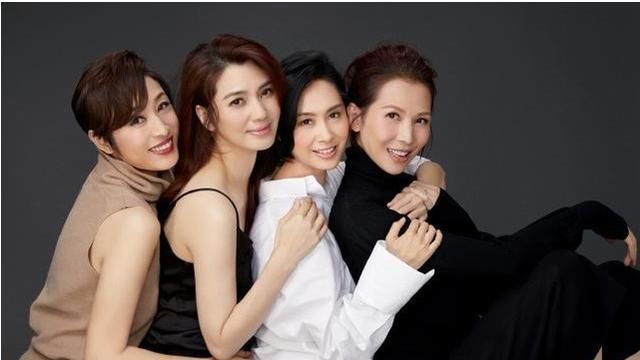  洪欣|四大“美人”又同框，49岁洪欣一身蓝色牛仔套装扮嫩，清新又减龄