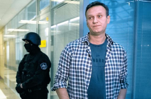  中毒|普京政敌纳瓦尔尼中毒后首次晒照，被妻女围绕，面容憔悴