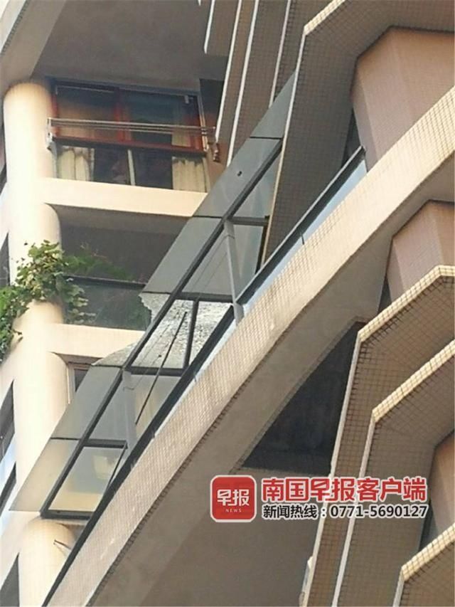  肇事者|南宁一小区天降麻将砸穿阳台玻璃！肇事者仍未找到