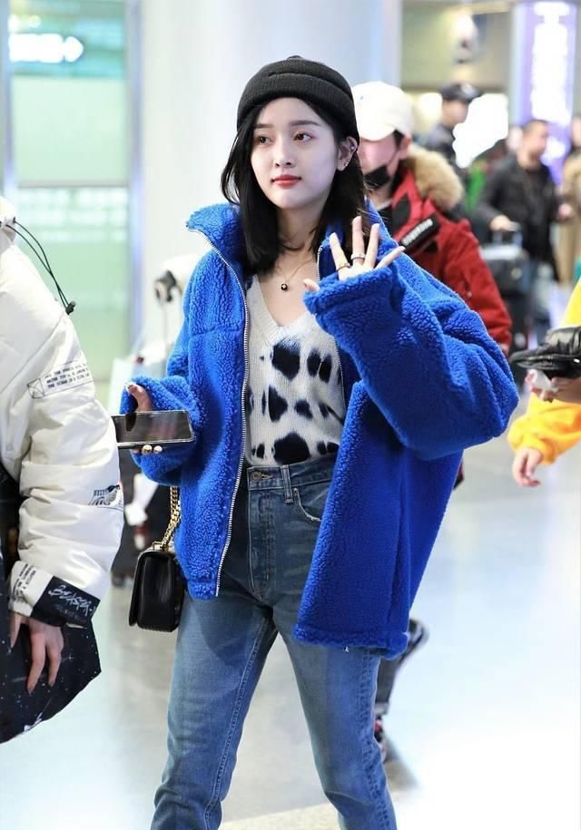  打扮|吴宣仪机场打扮，高腰牛仔裤配蓝色毛绒外套穿出150的感觉