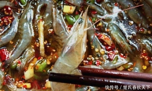 活蹦乱跳|夏天来碗活蹦乱跳的“醉虾”，营养丰富酒香四溢，开车一定不要吃