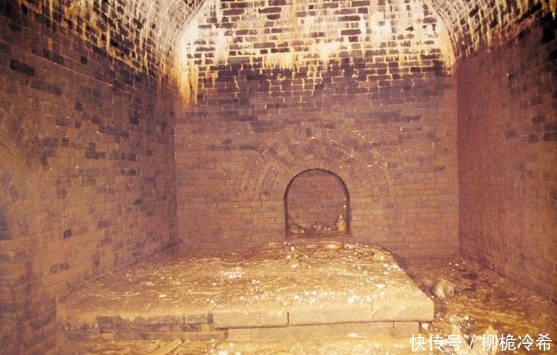  挖出|31方的“水墓”被盗, 考古挖出5000件黄金, 随手一捞全是国宝