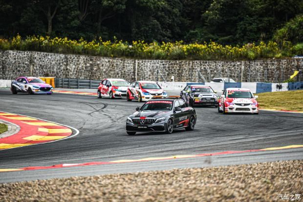 转向|601号赛车被撞，轮圈缺一块还能完赛。818号赛车突然无法转向