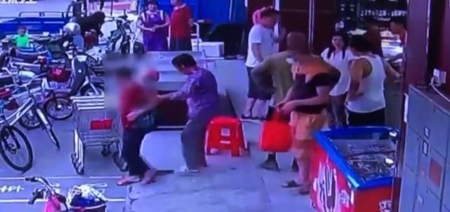 超市|大妈在超市偷排骨，被人挂牌示众！店家：已经她本人同意