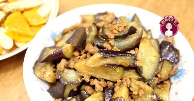 鲫鱼汤|高考生家的晚餐破天荒5菜1汤,最出彩儿的鲫鱼汤,像牛奶般浓白