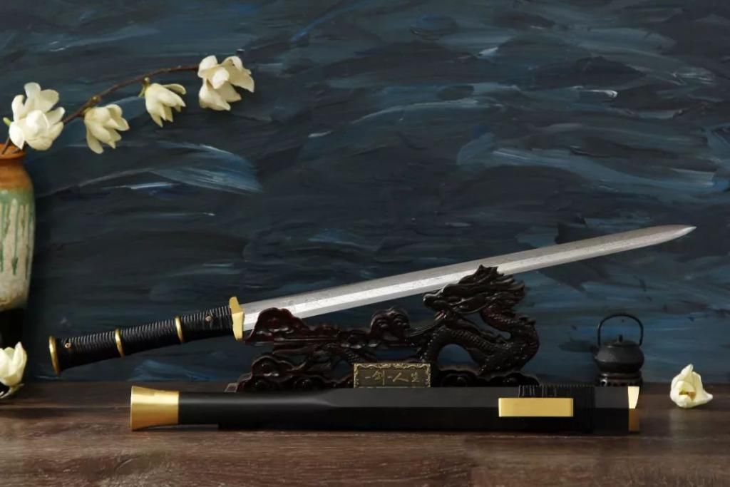 战场|从古代的战场利刃,到现在的杀伐利器,传统刀剑和现代短刀,你更喜欢哪种?