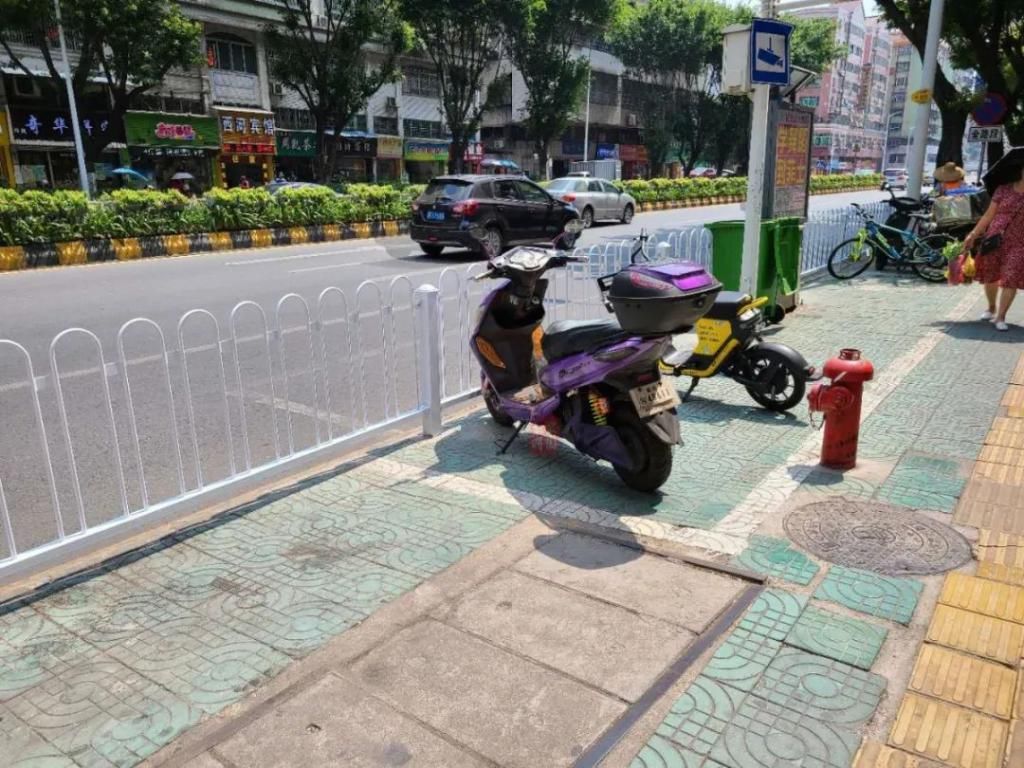 发现|新发现!工业中路人行道加装了隔离栏,街坊们出行更安全