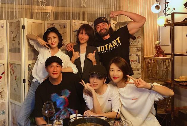 辟谣|酒吧牵手神秘男子？佟丽娅发文辟谣称只是好友