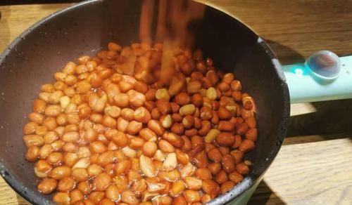  油炸|花生米不要再用油炸了，这种做法简单又好吃，关键吃着还健康