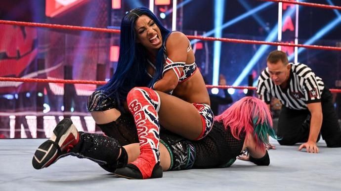  莎夏班克|并肩冷石奥斯汀与HHH!莎夏与贝莉成为WWE女子组历史第一人！