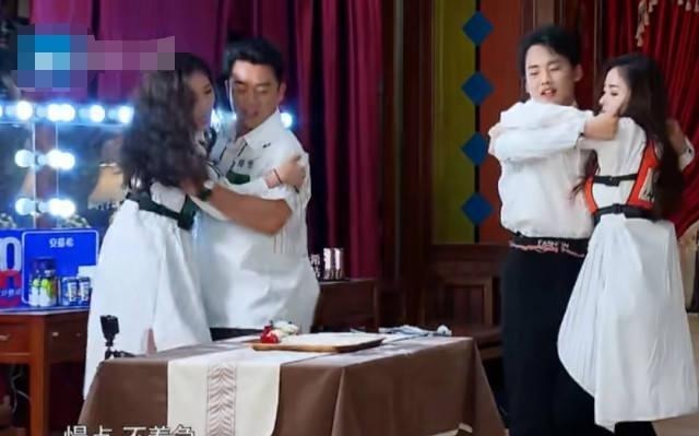 节目|《奔跑吧》郭麒麟张天爱一起做游戏,谁注意到他的手弹幕真相了