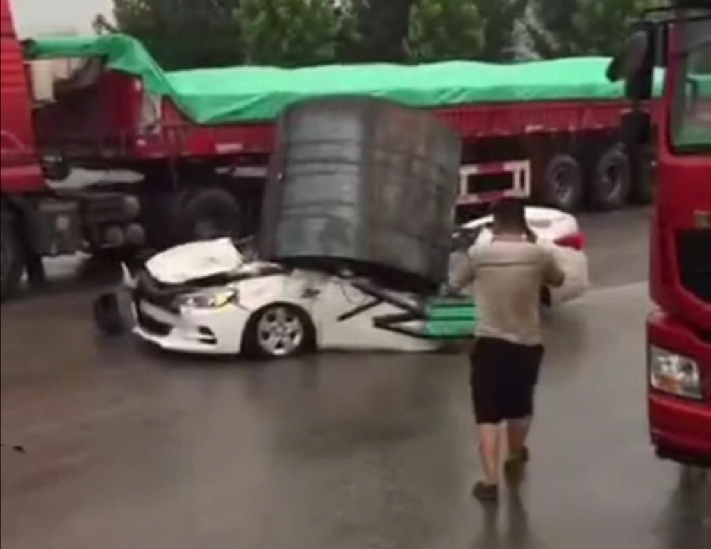 轿车|重达30吨的钢卷从货车上滚落，将轿车驾驶室砸扁，惨不忍睹