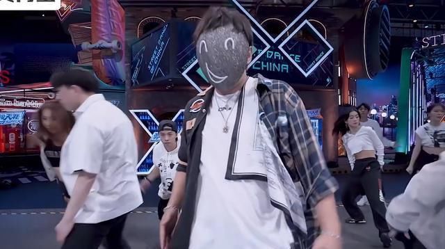  身份|《街舞3》神秘嘉宾出场，张艺兴、王嘉尔施障眼法，真实身份是他