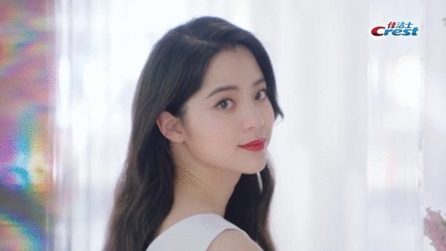  娜娜|欧阳娜娜穿旗袍怕撞衫，就在身上涂“蓝色染料”，哪知成全场最潮