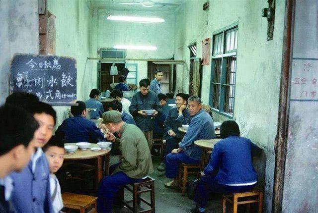 顾客|70年代“下馆子”和现在差距有多大？顾客不是上帝，但比现在好？