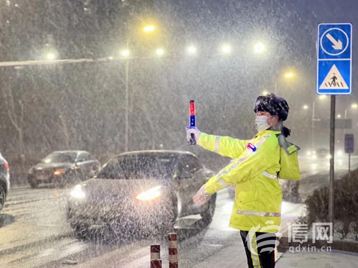 以雪为令 黄岛公安全警全力迎战暴雪护平安