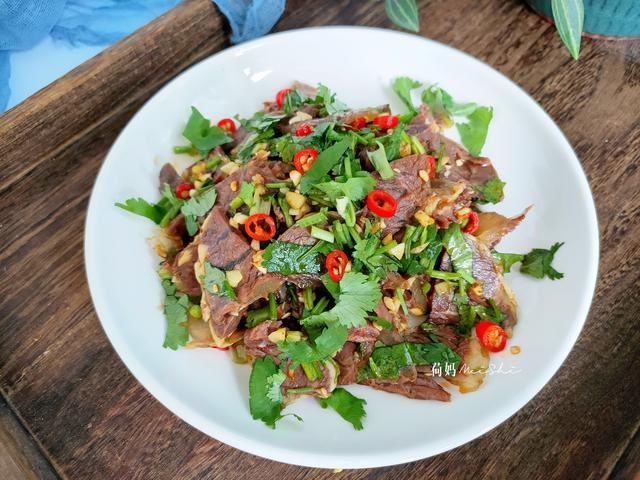 营养|一家四口的晚餐,妈妈做了三菜一汤,简单营养味美,家人吃着开心