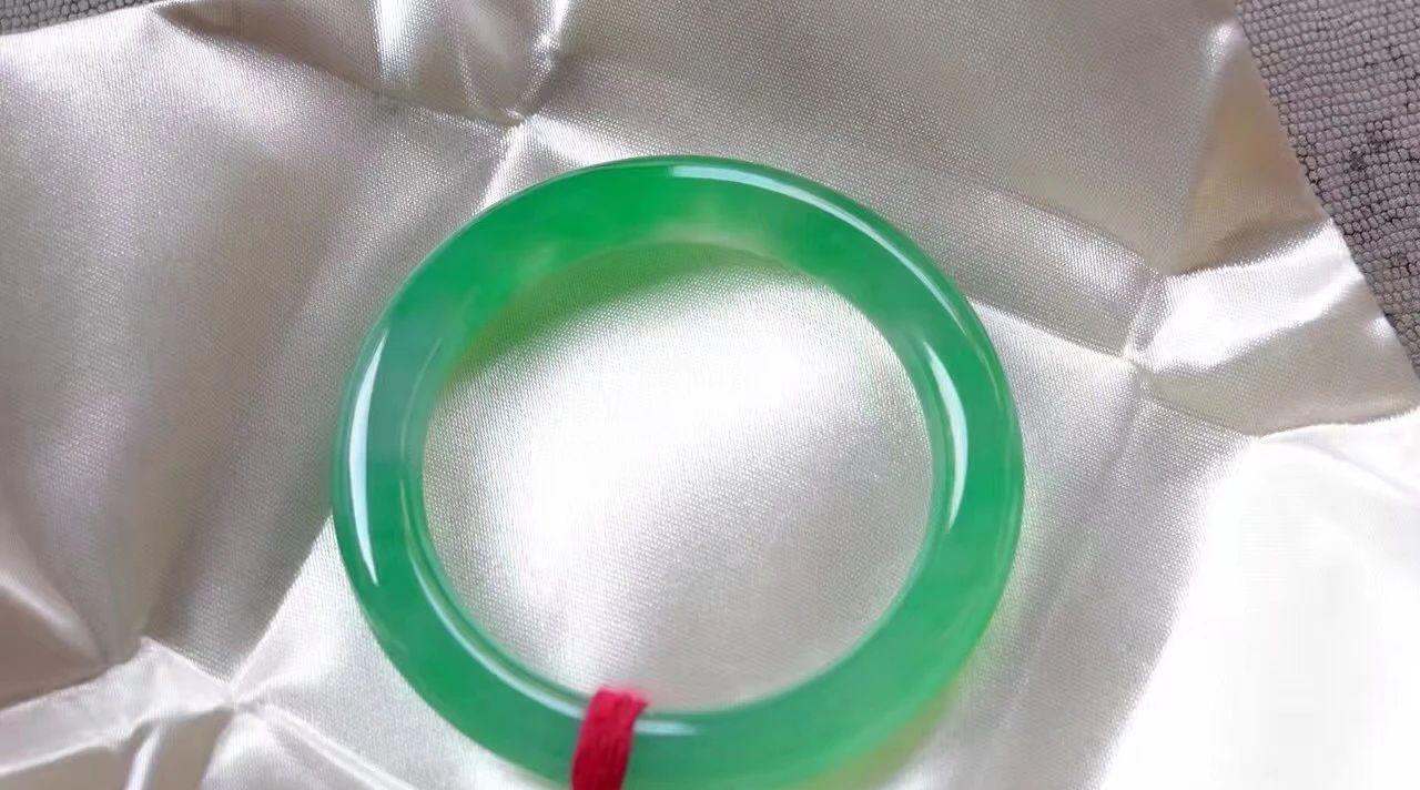 二镯|一蛋二镯三珠链……快来看看翡翠的最新价值排名!