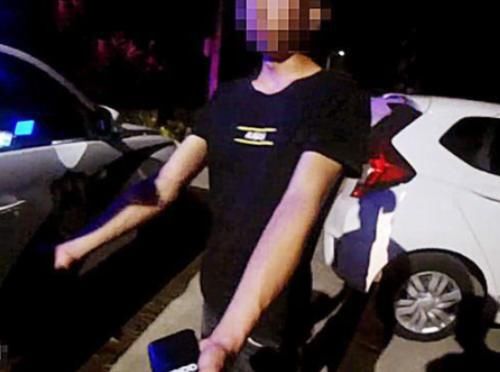 受不了|奇葩！受不了女友穿短裙，男子选择报警，女友：真的啥事都没有！