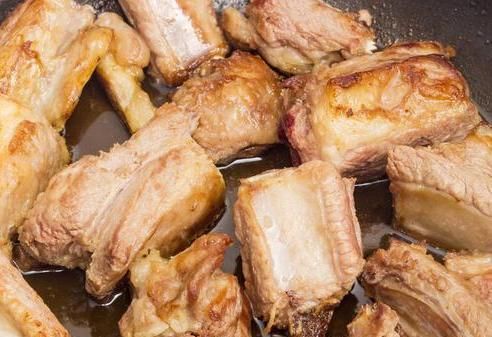  错水|排骨焯水后变得又柴又腥？看过大厨的做法才明白，原来是用错水了