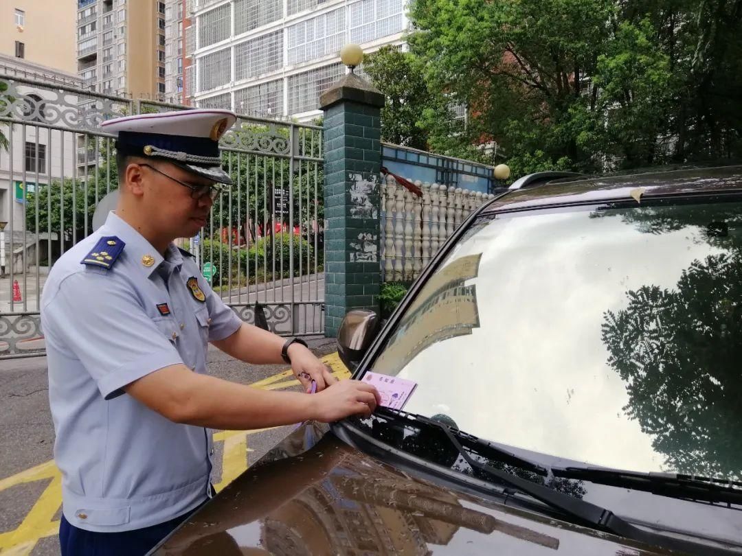 消防车通道|一辆白色私家车占用消防通道，被处罚款200元！